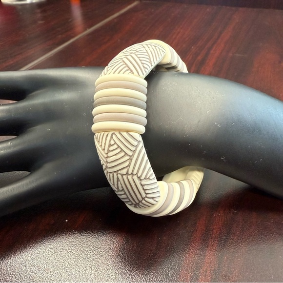 Avon Sirocco Stick Elastic Bracelet Ivory/Taupe/Gray size large NIB 1988 - Picture 1 of 6